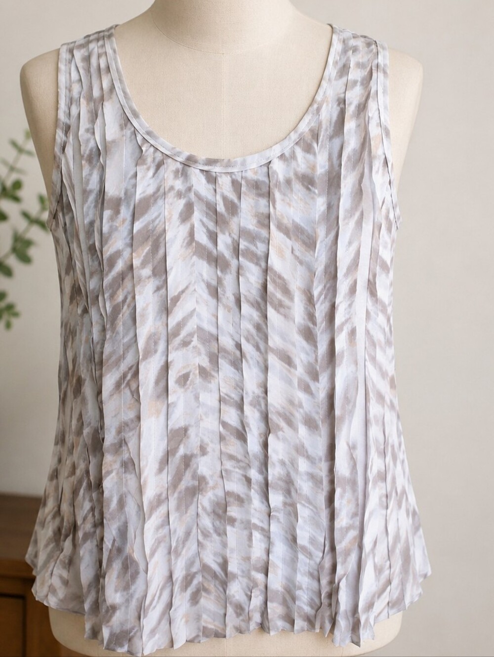 Vintage Ann Taylor Pleated Sleeveless Blouse in Taupe and Cream Abstract